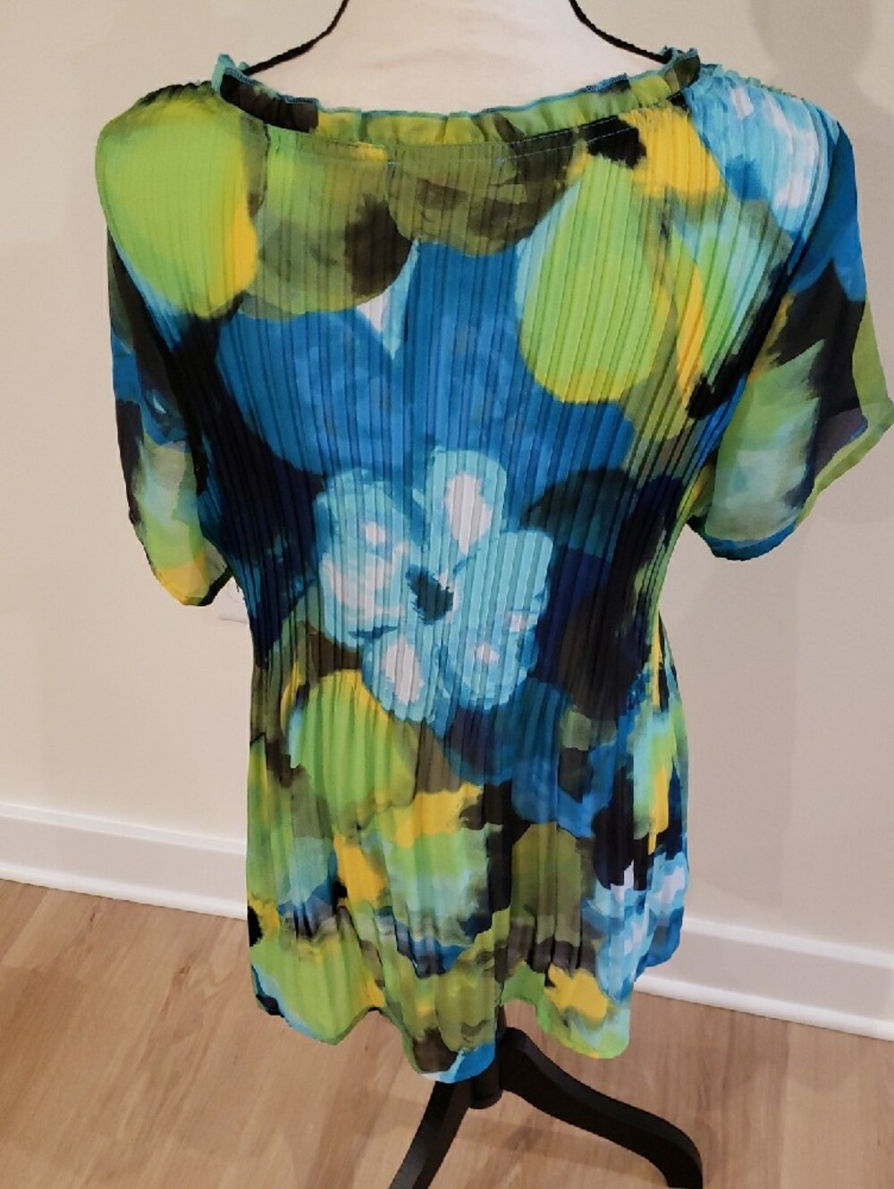 Sunny Leigh V-Neck Micro-Pleated Floral Tie-Front Top - Blue/Green - Picture 4 of 6